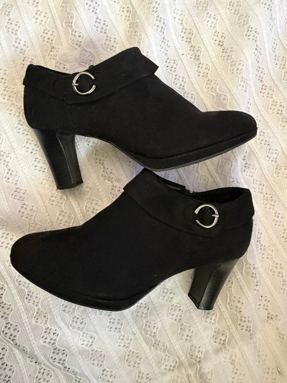 Aubrey Lynn Black Ankle Booties Ring Detail Heels Women's Size 8.5M